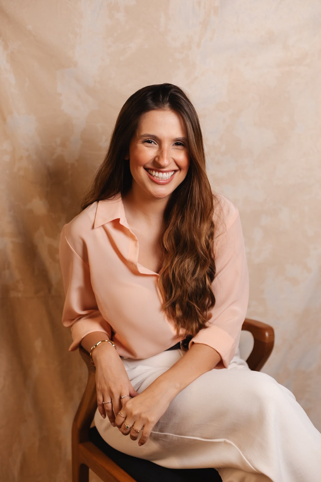 Eduarda Roque sorrindo em retrato profissional